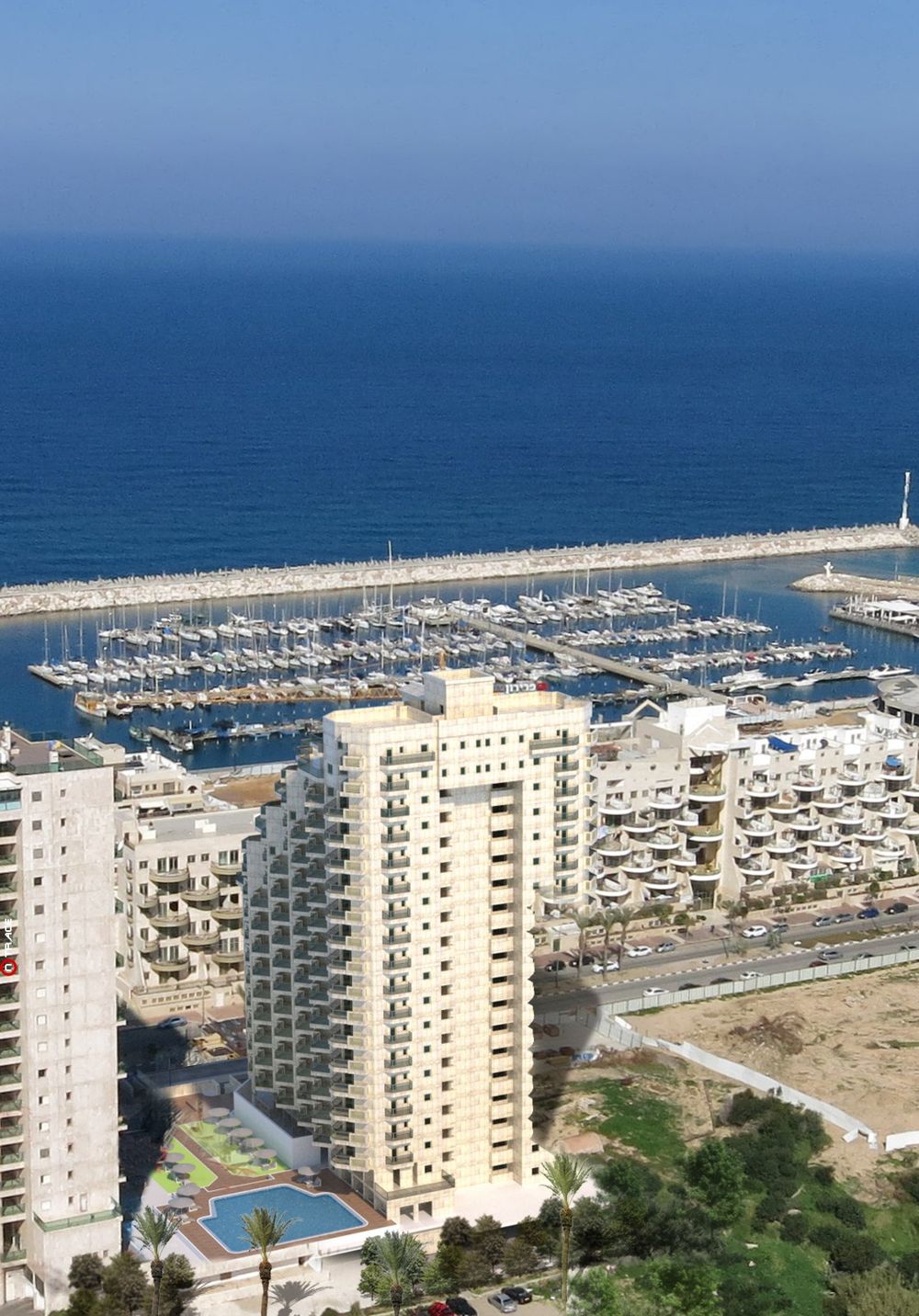 מבט אווירי על המרינה של אשקלון והבניין